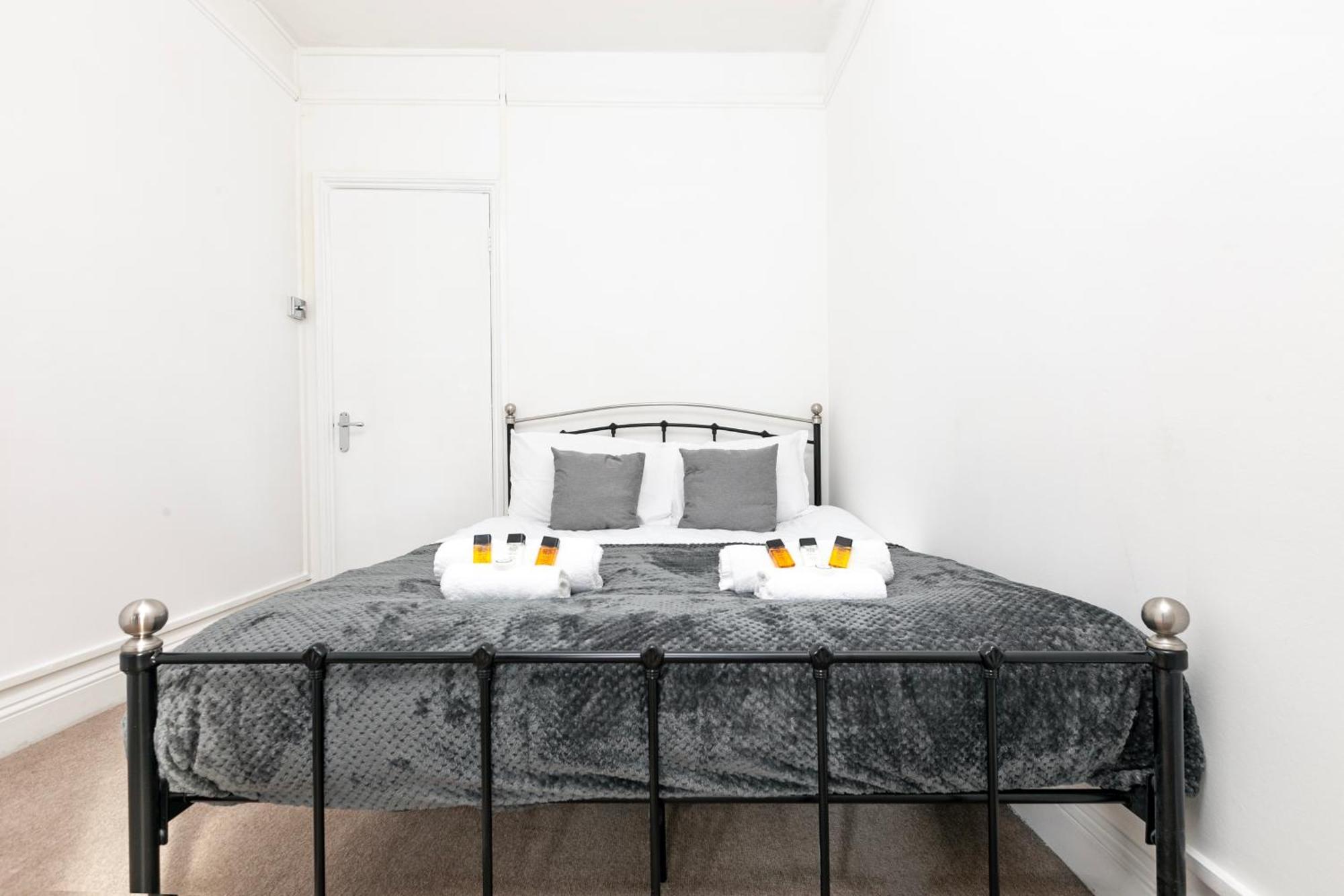 Beautiful 3 Bedroom Flat In Scott Ellis Gardens London Exterior photo